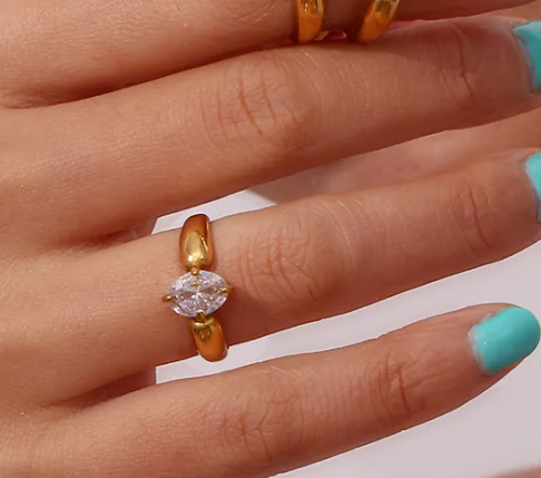 De radiance oval strass ring