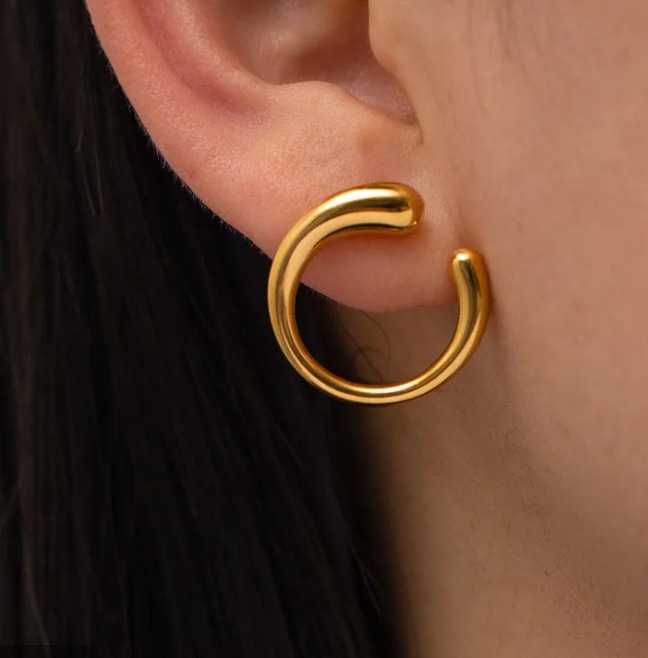 De bold open oorbellen