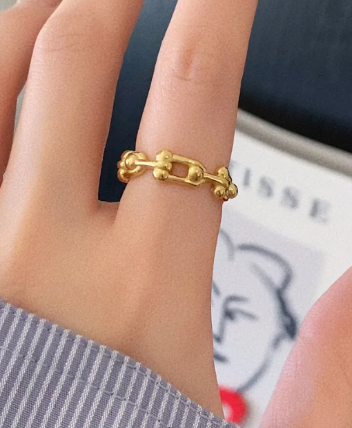 De bold unlocked ring