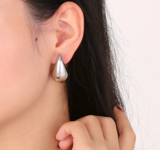 De bold silver drop oorbellen