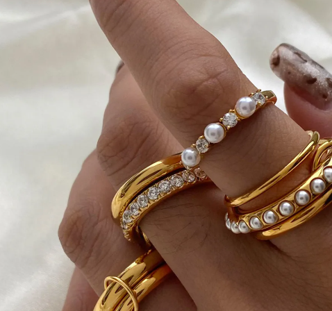 De fancy pearl strass ring