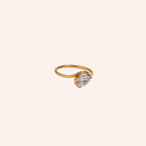 De chic teardrop diamond ring