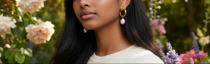 De pearl pendant hoop oorbellen